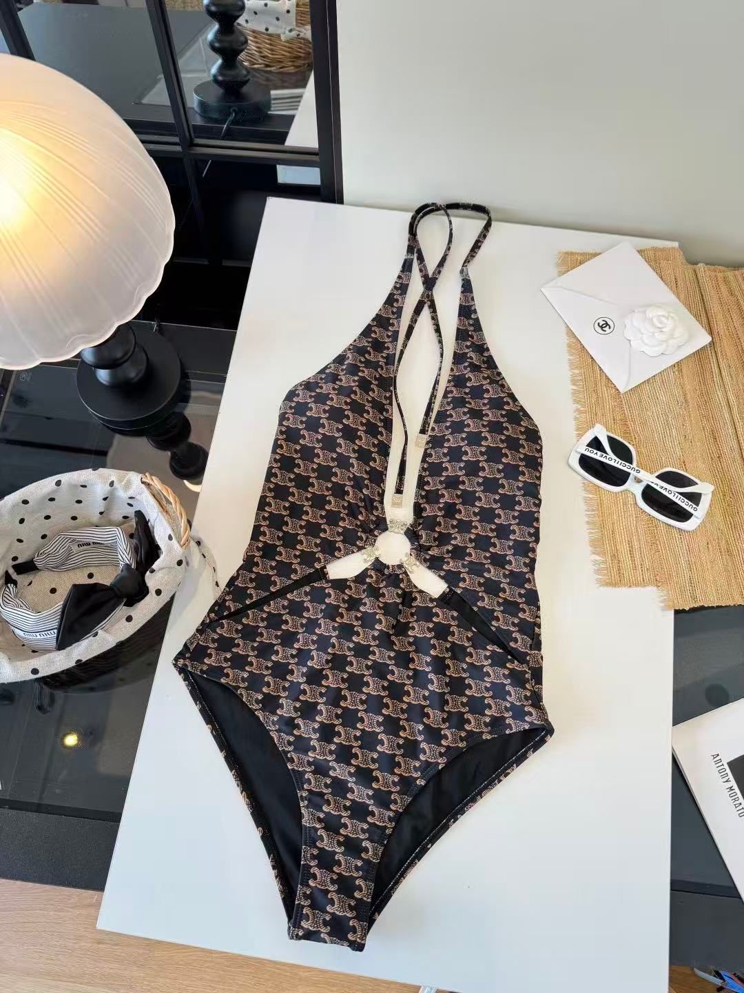 Triomphe Badeanzug mit Print und goldenen Details