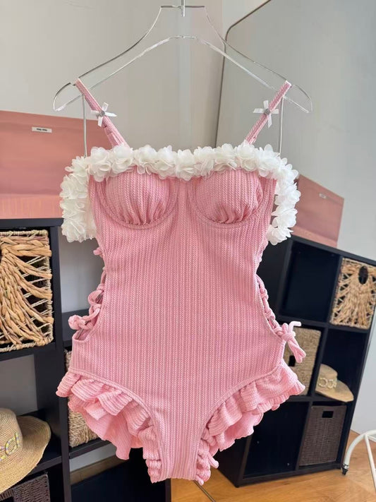 Badeanzug mit Volants und Rosa Blumenapplikationen