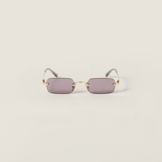 Sunglasses with rectangular lenses in mauve