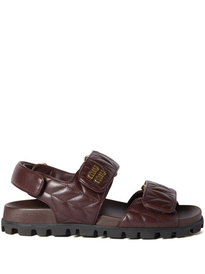 Sporty sandals in quilted leather in Bordeaux