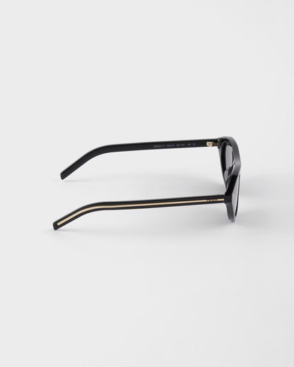 Sunglasses with iconic metal plaque in black