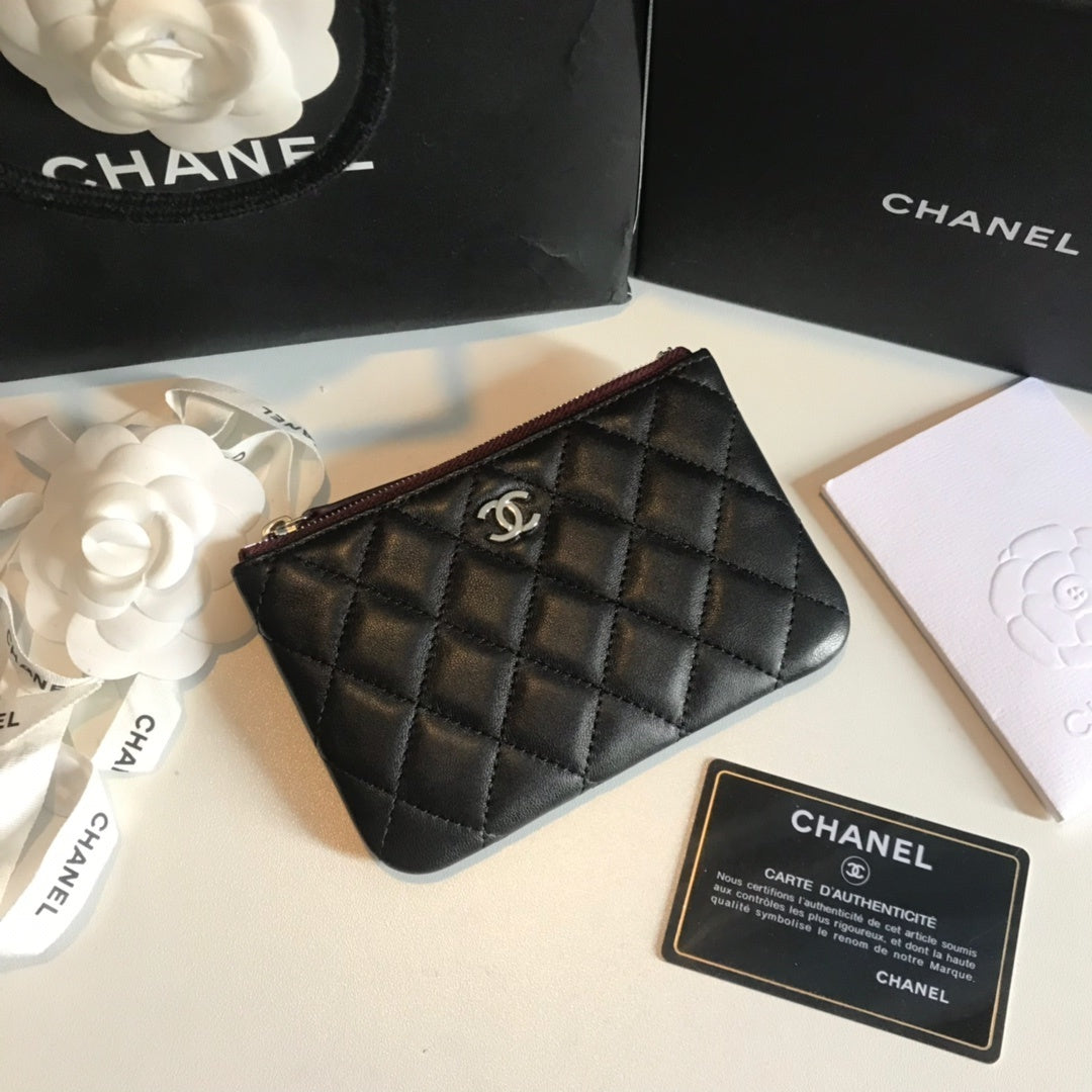 Mini-Pochette mit Reißverschluss aus schwarzem gestepptem Caviar-Leder