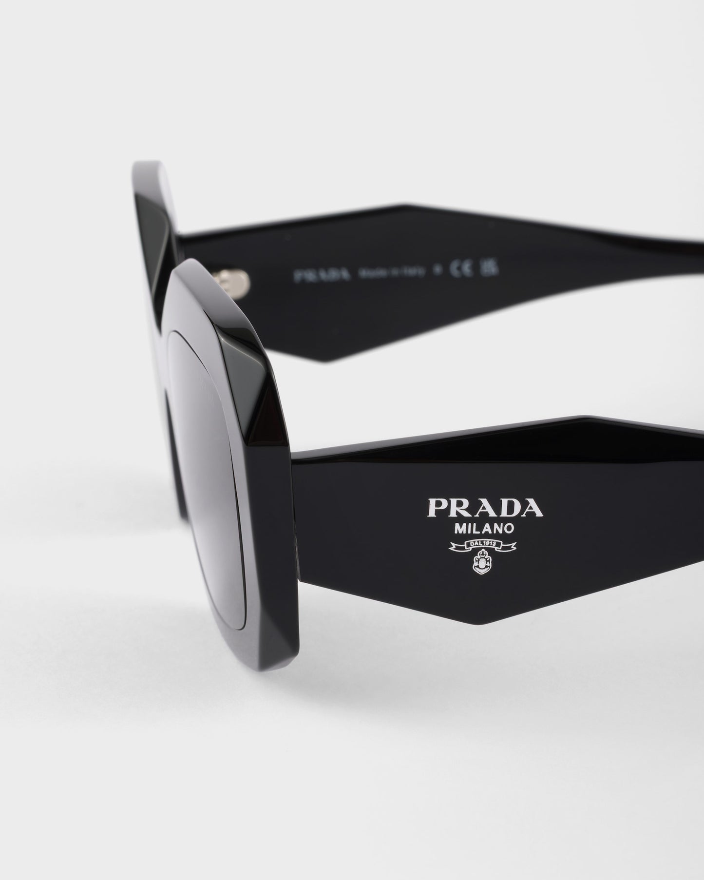 Sonnenbrille PP Symbole mit schieferfarbenen Gläsern