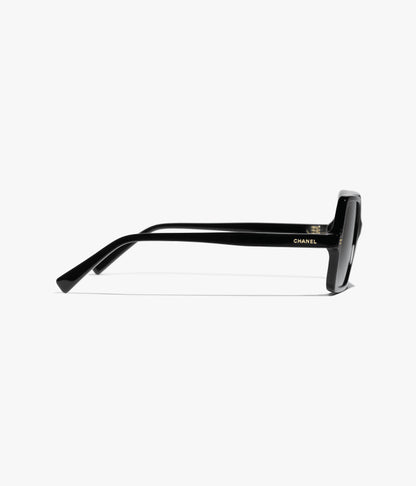 Eckige Sonnenbrille aus schwarzem Acetat mit dunkelgrauen Gläsern