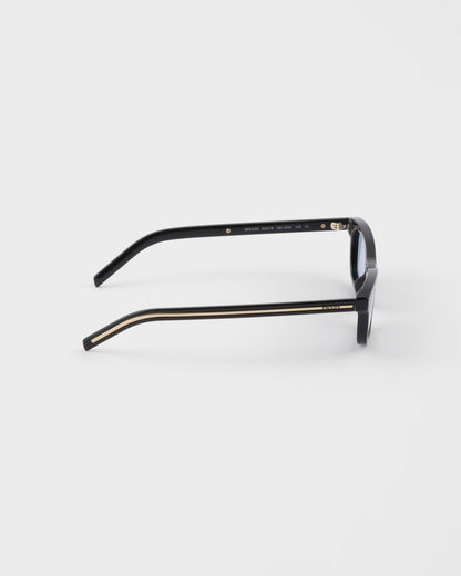 Sunglasses with iconic black acetate plaque