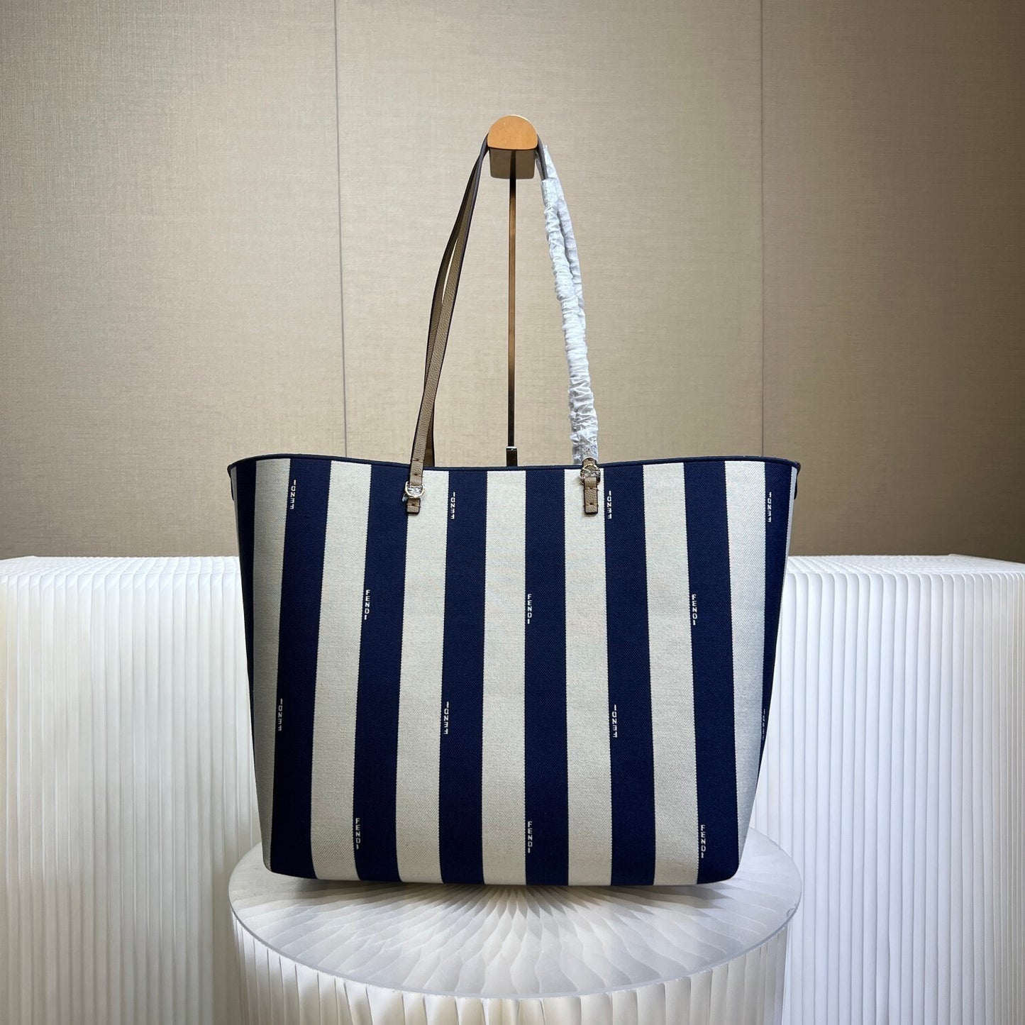 Large Roll Reversible Shopper aus Pequin-Streifen- und Mitternachtsblauem FF-Stoff