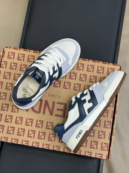 Match Sneakers aus hellblauem Leder mit blauen Details