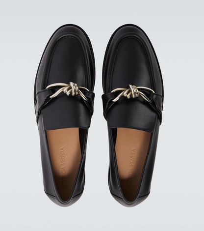 Astaire Knot Loafer aus glattem Leder Schwarz mit silberfarbener Schnalle
