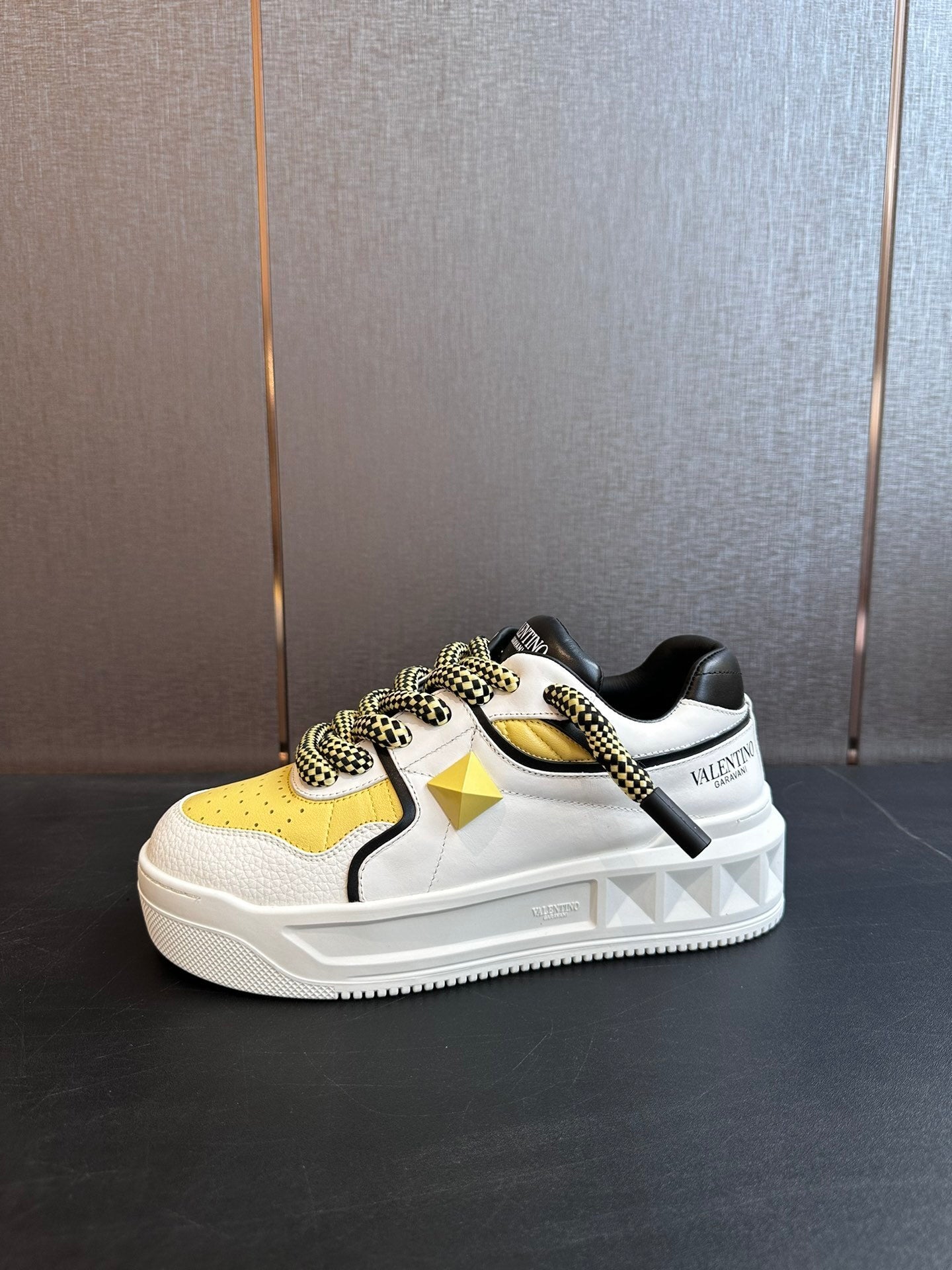 One Stud XL Low-Top-Sneaker aus Nappaleder Weiß/Gelb