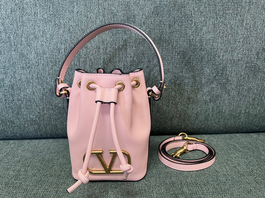 V Logo Signature Eimer-Tasche Pink