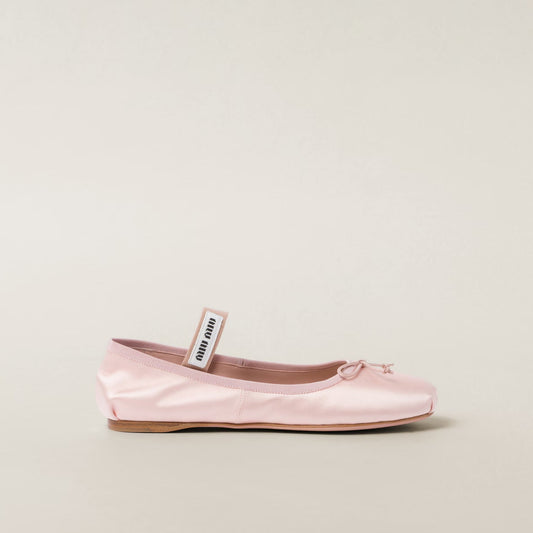 Ballerinas aus orchideafarbenem Satin