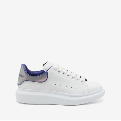 Oversized in white and blue utopia