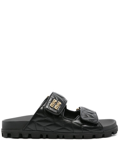 Sandalen aus matelassiertem Leder in Schwarz