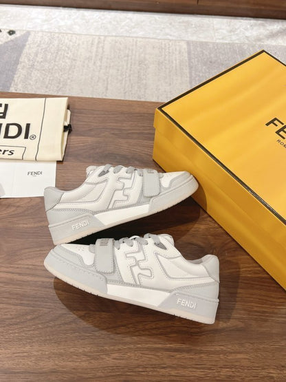 Match Sneakers aus grauem Leder mit weißen Details