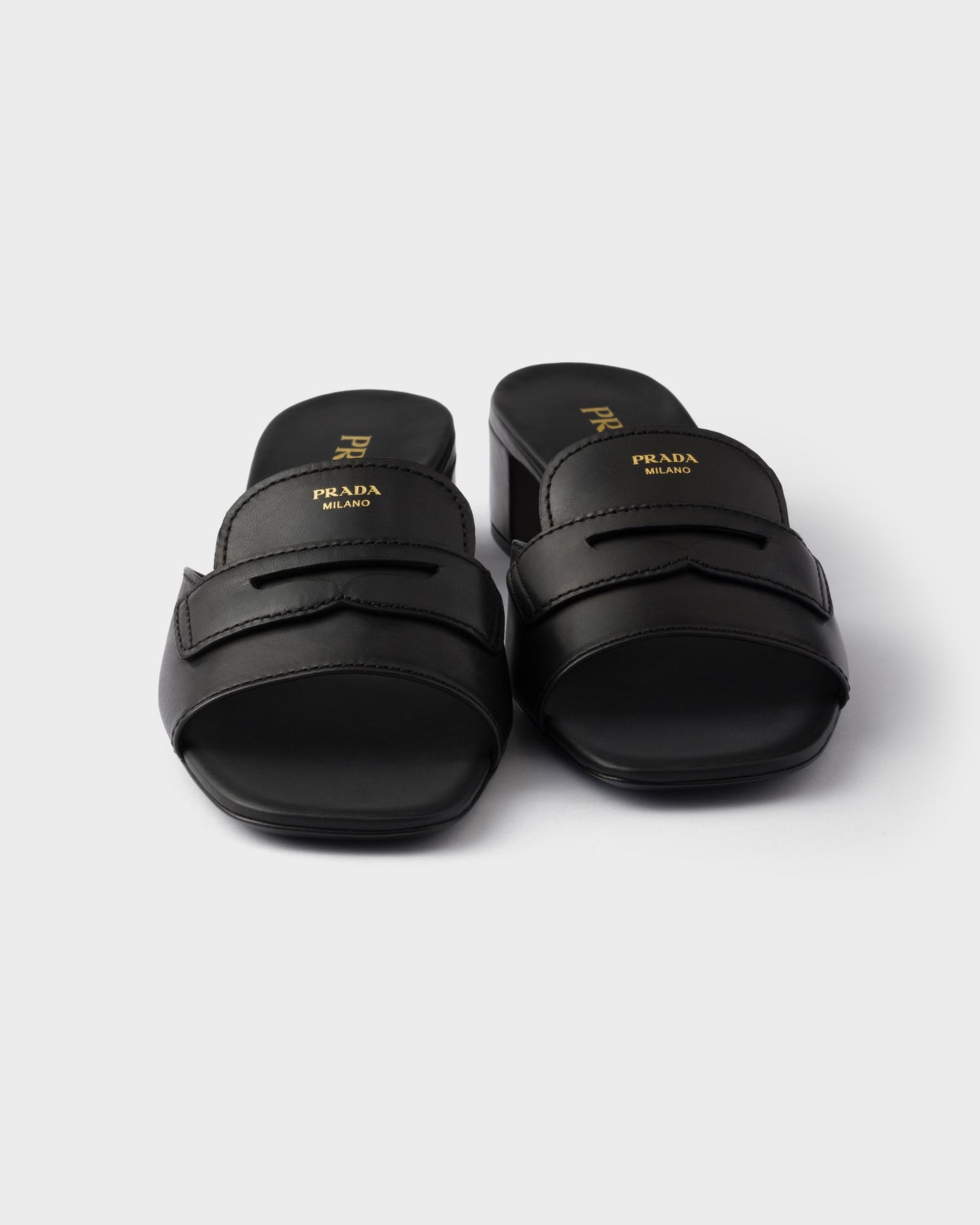 Slider-Sandalen mit niedrigem Absatz aus schwarzem Leder
