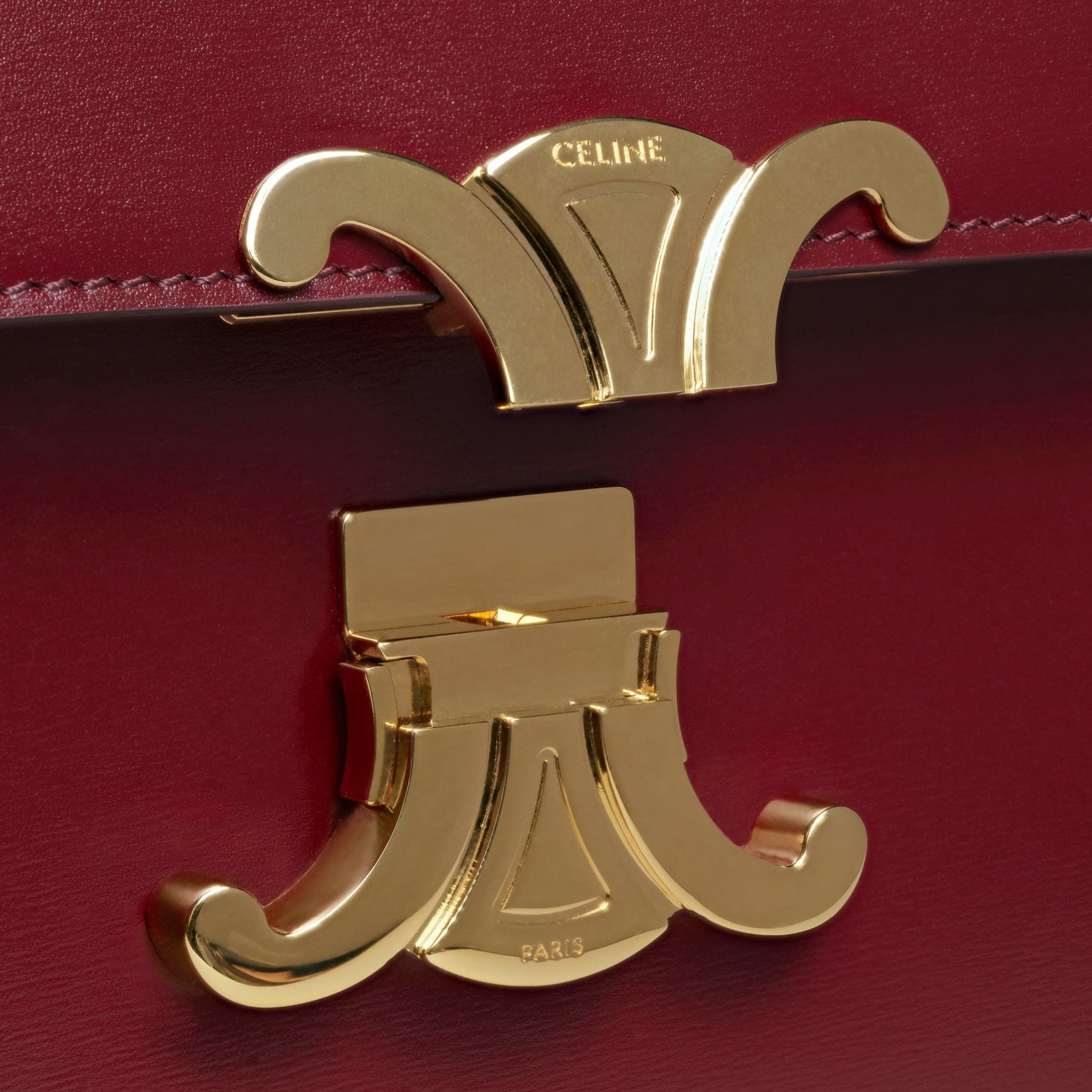 Triomphe Classique Tasche aus glänzendem Kalbsleder in Hellbordeaux