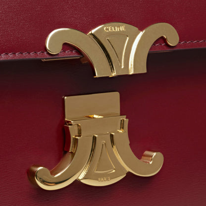 Triomphe Classique Tasche aus glänzendem Kalbsleder in Hellbordeaux