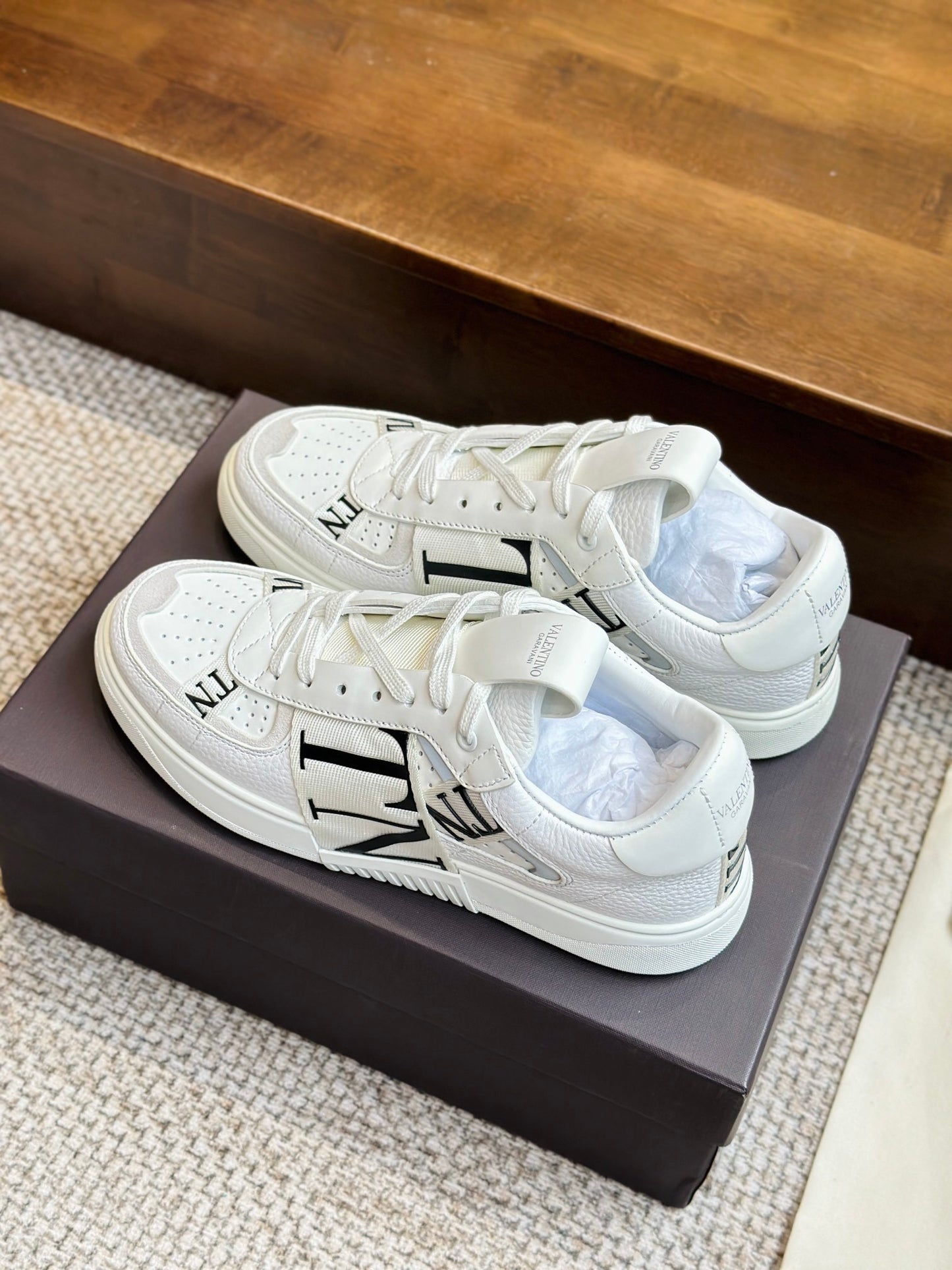 VL7N Leather Sneakers White