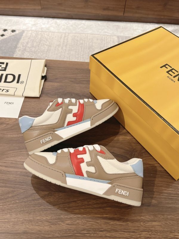 Match Sneakers aus Ecru-Leder mit roten Details