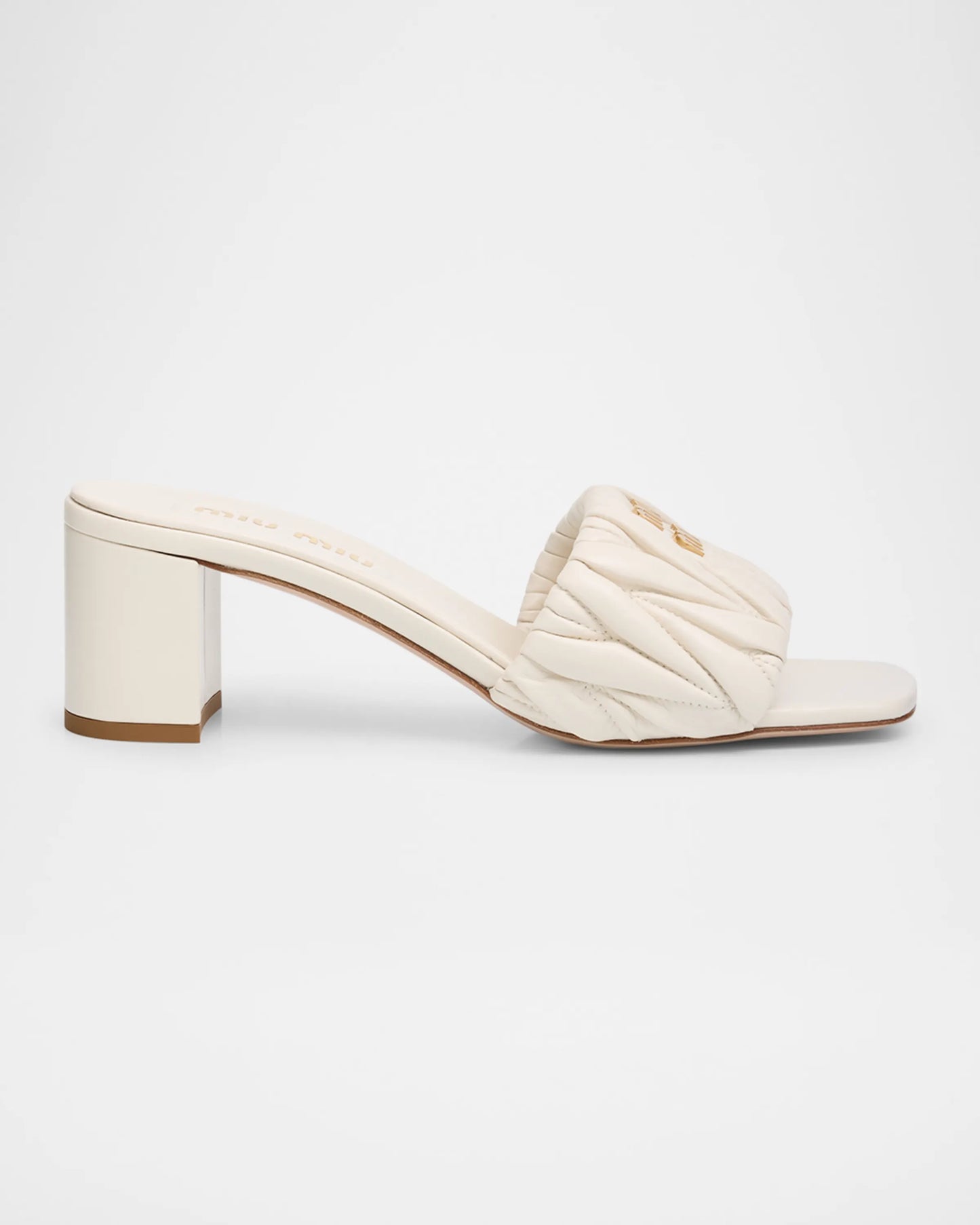 Sandalen mit Absatz aus weißem Steppleder