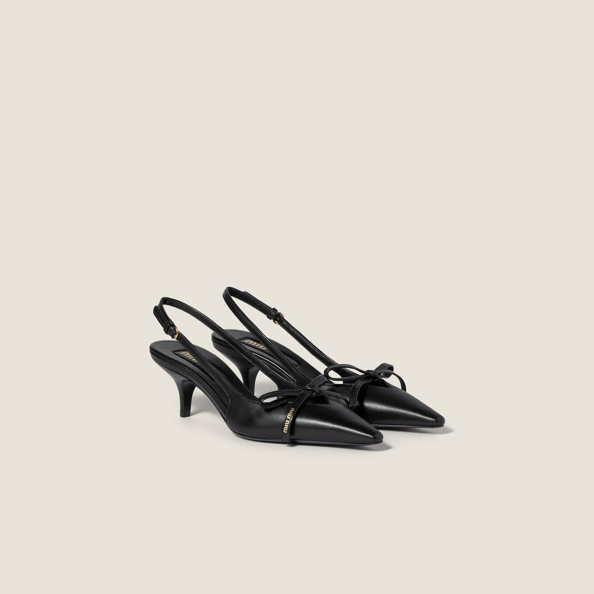 Slingback-Pumps aus Leder mit schwarzer Schleife