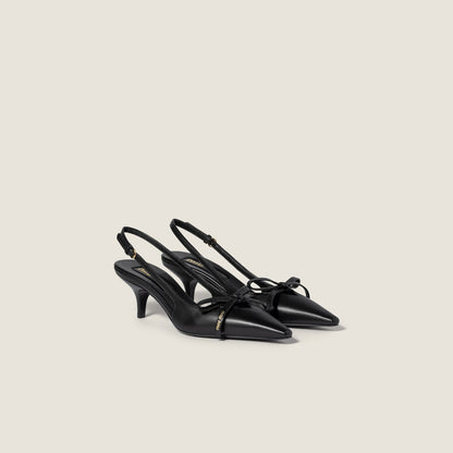 Slingback-Pumps aus Leder mit schwarzer Schleife