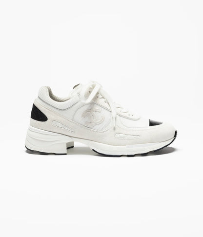 Sneaker aus Mischgewebe und Wildleder in Weiß/Schwarz