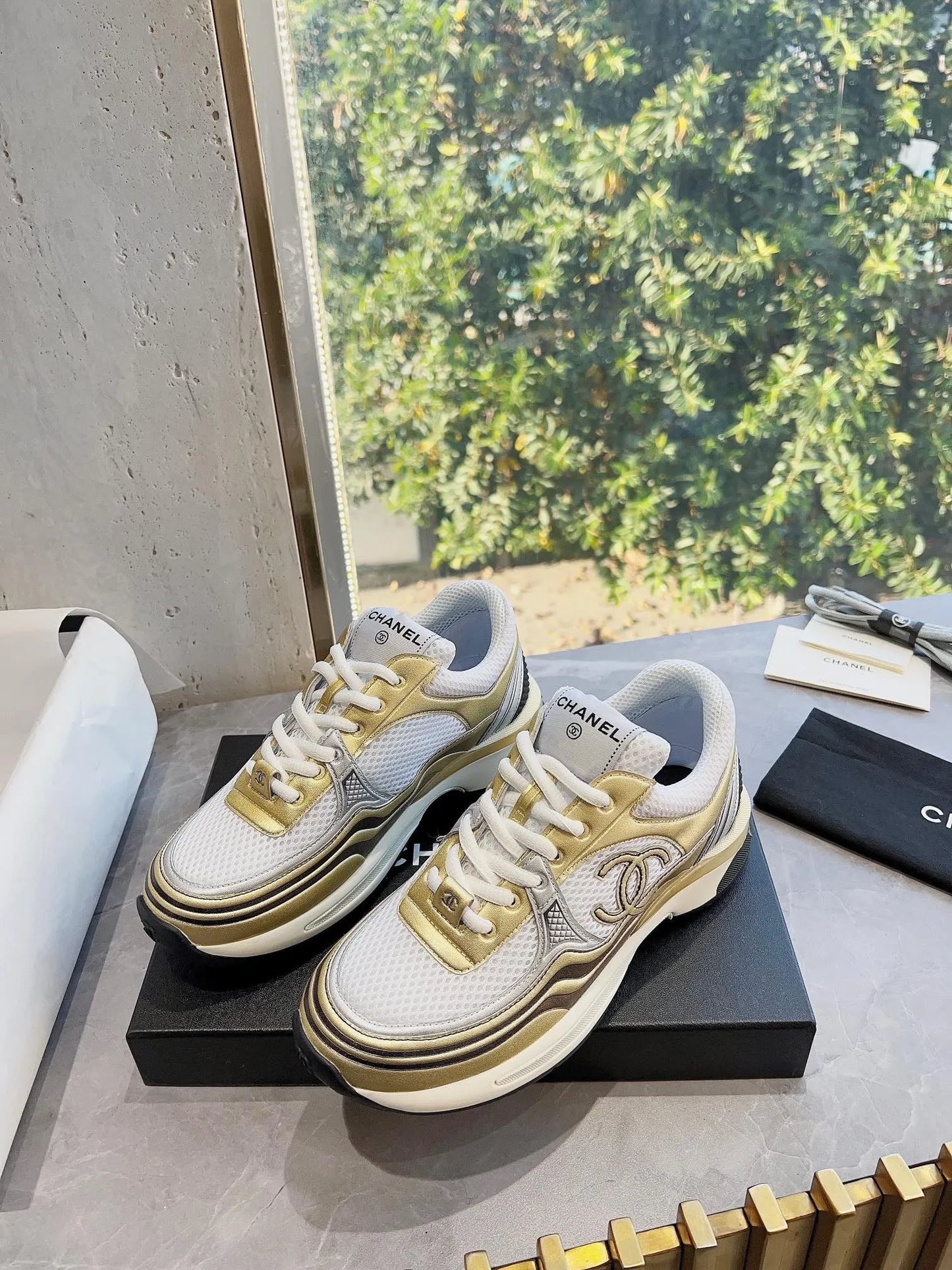 Sneaker aus Netz-Wildleder in Gold/Weiß