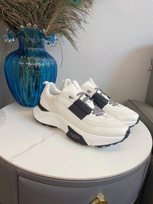 True Act Low-Top Sneakers in Mesh, Black/White