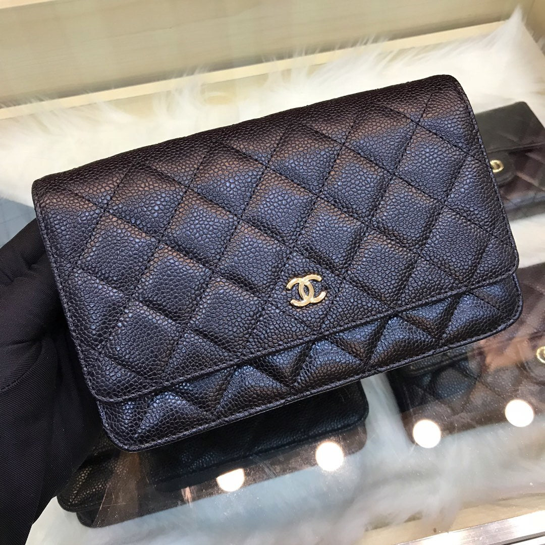 Schwarze Geldbörse mit Kette und goldfarbenem Logo