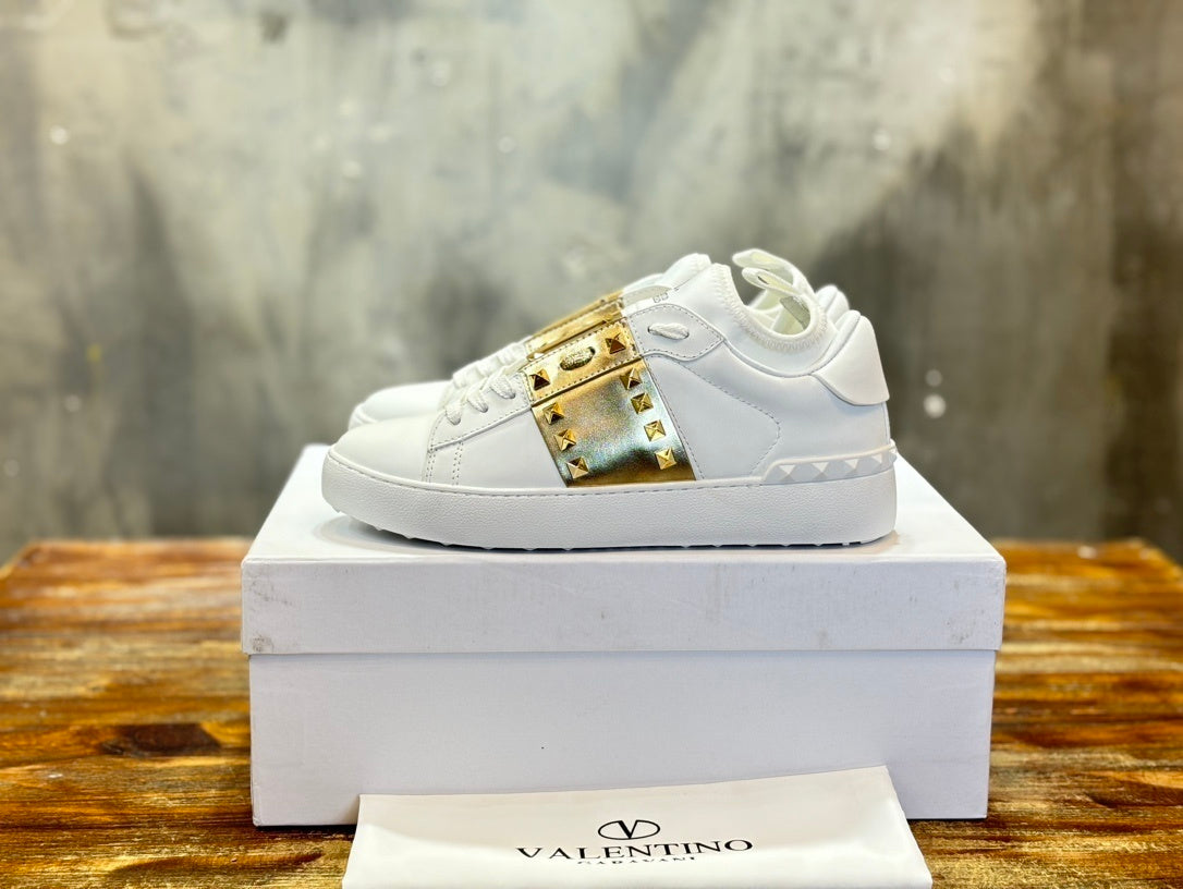 VLTN Rockstud Open Sneaker aus Leder Weiß/Gold