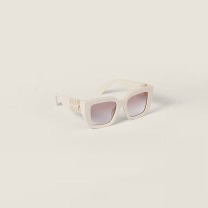 Miu Glimpse Sonnenbrille – Rahmen in Milchweiß, Gläser in Kaffee mit silbernem Farbverlauf