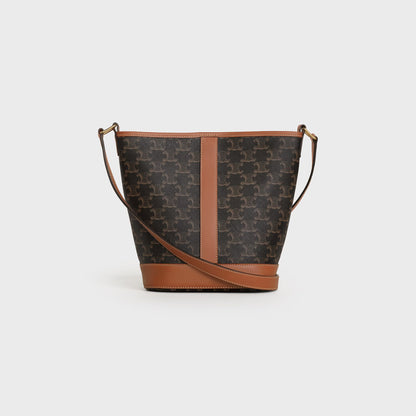 Kleine Bucket Bag aus Triomphe-Canvas und Kalbsleder in Cognac