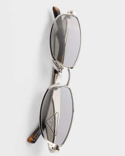 Ovale Sonnenbrille aus silberfarbenem Acetat mit grauen Gläsern