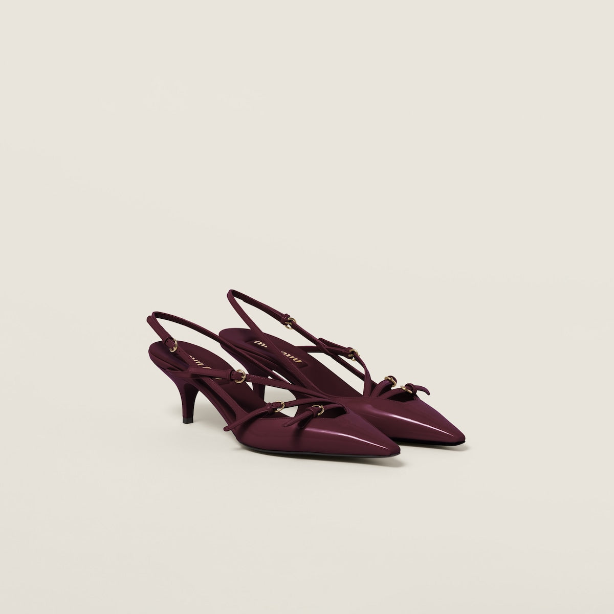 Slingback-Pumps aus Lackleder mit Schnallen in Bordeaux
