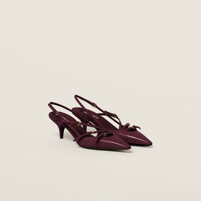 Slingback-Pumps aus Lackleder mit Schnallen in Bordeaux