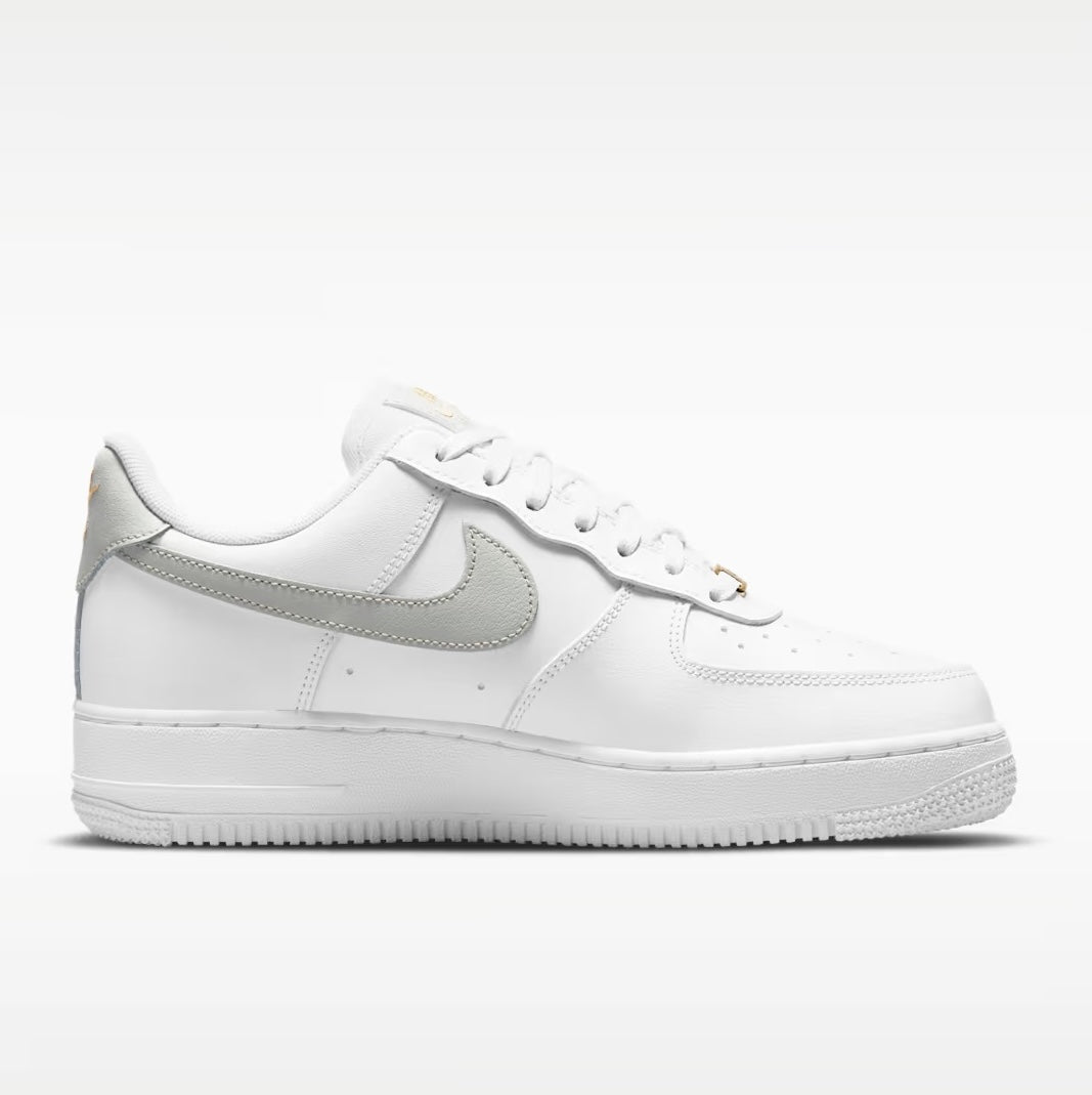 Air Force 1 '07 Essential Weiß/Hellsilber