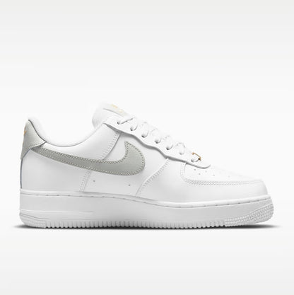 Air Force 1 '07 Essential Weiß/Hellsilber