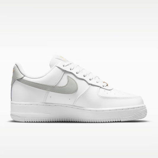 Air Force 1 '07 Essential Weiß/Hellsilber