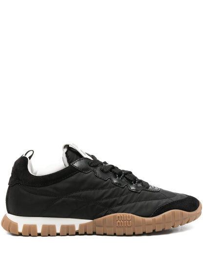 Sneakers mit schwarzen Paneelen