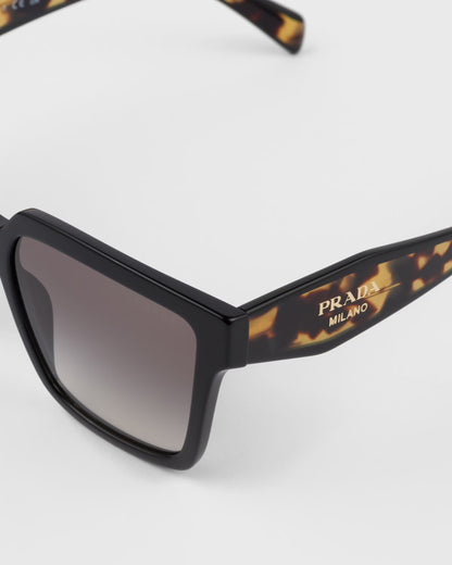Sonnenbrille mit Logo und anthrazitfarbenen Verlaufsgläsern