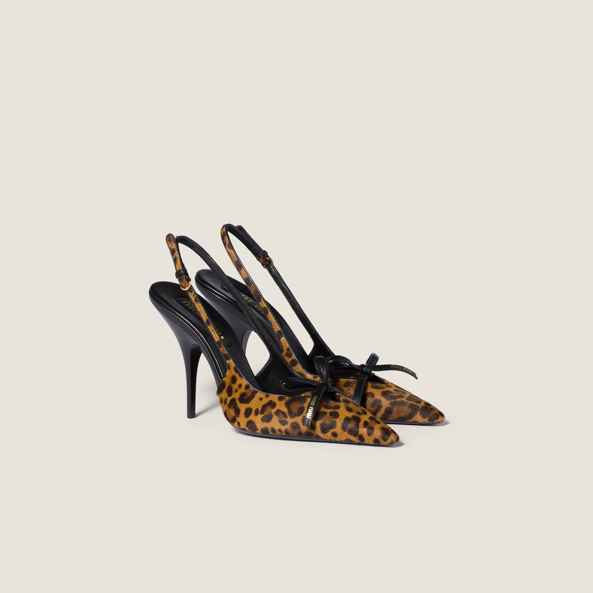 Slingback-Pumps aus geprägtem Leder mit Schleife in Honig
