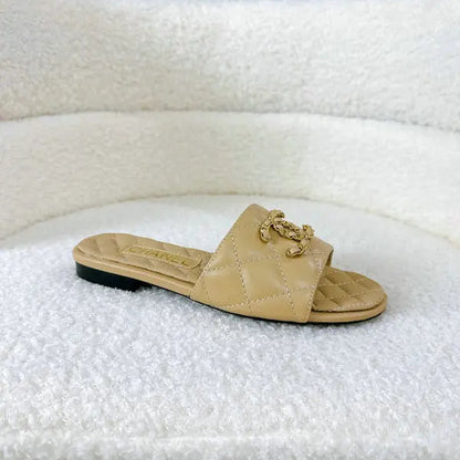 Gesteppte Lederpantoletten mit geflochtenem C-Logo in Beige