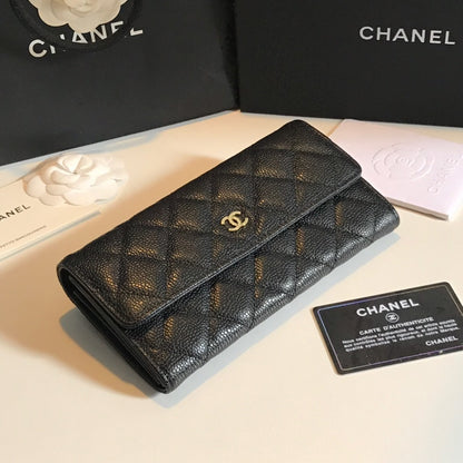 Classic folding wallet made of black quilted leather