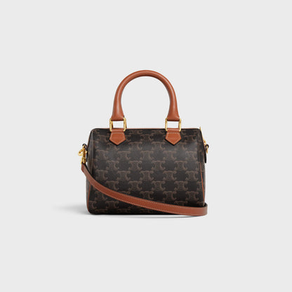 Kleine Boston Tasche aus Triomphe-Canvas und Kalbsleder in Cognac