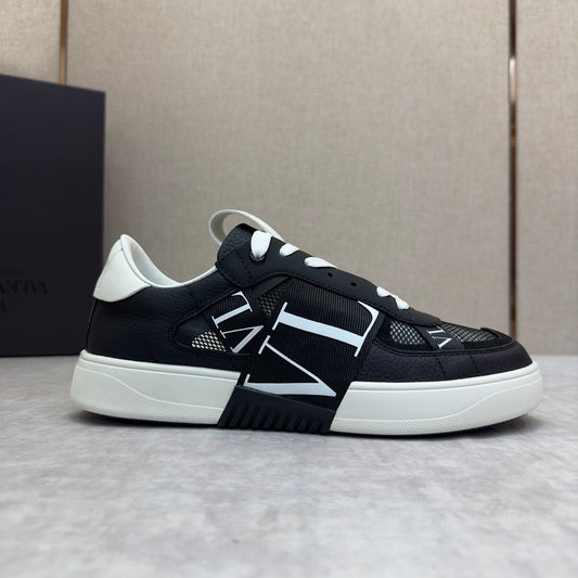 VL7N Leather Sneakers Black