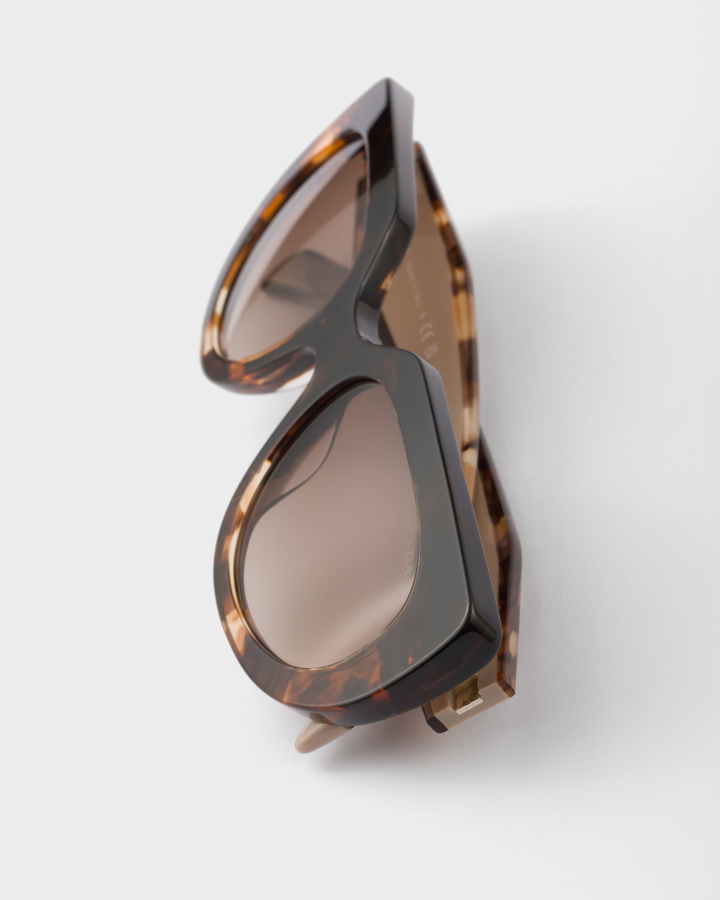 Ovale Sonnenbrille mit Logo und kaffeefarbenen Gläsern