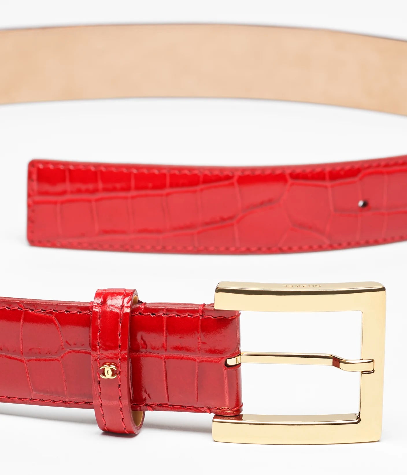 Gürtel aus krokogeprägtem Kalbsleder und Metall in Rot und Gold