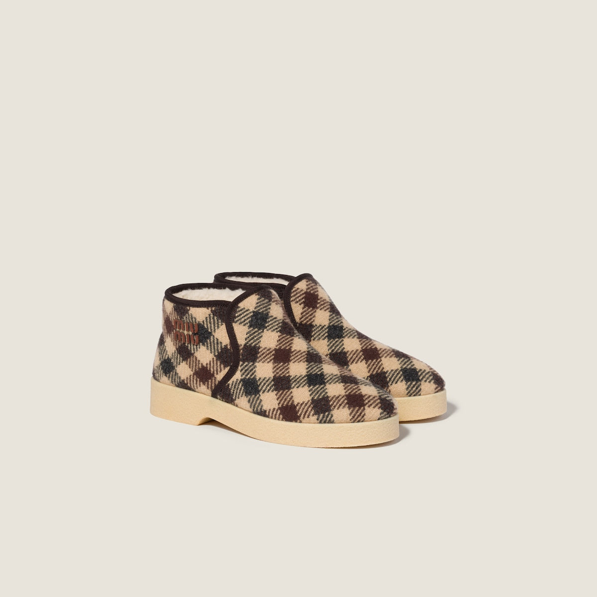 Stiefeletten aus Wolle und Lammfell in Kamel/Blau