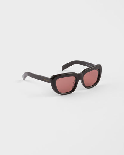 Rechteckige Sonnenbrille aus schwarzem Acetat mit zigarrenfarbenen Gläsern